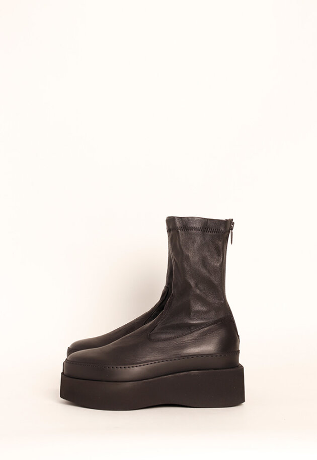 Lofina - Boot with a chunky sole, zipper and stretch skin