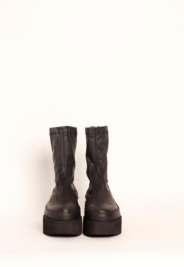 Lofina - Boot with a chunky sole, zipper and stretch skin