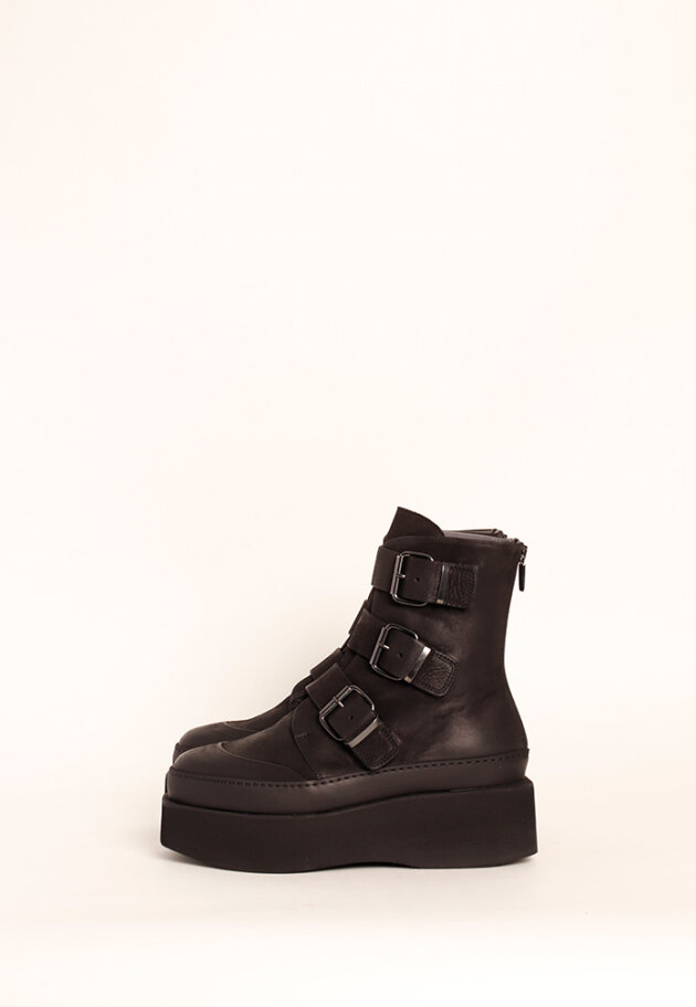 Lofina - Boot with a chunky sole, zipper and buckles