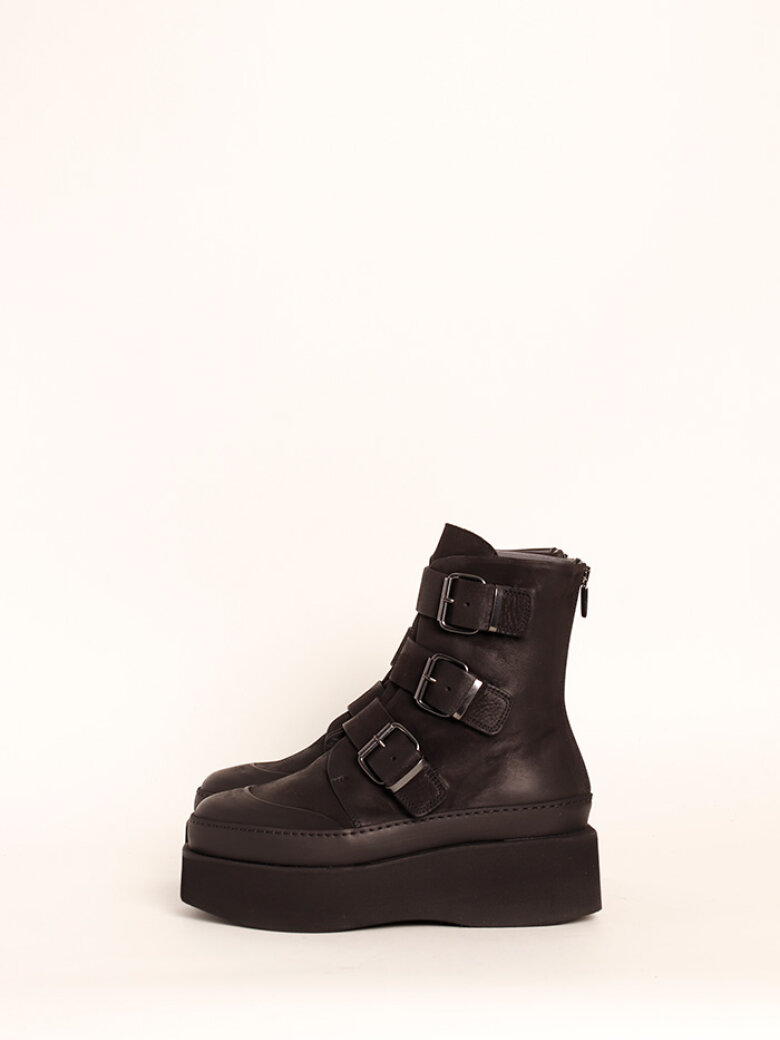 Lofina - Boot with a chunky sole, zipper and buckles
