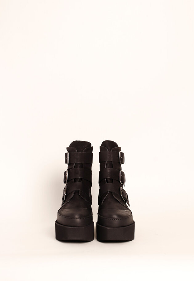 Lofina - Boot with a chunky sole, zipper and buckles