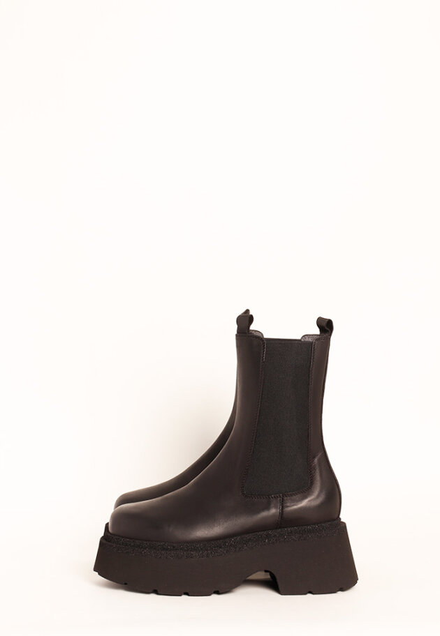 Lofina - Boot with a chunky sole and elastics