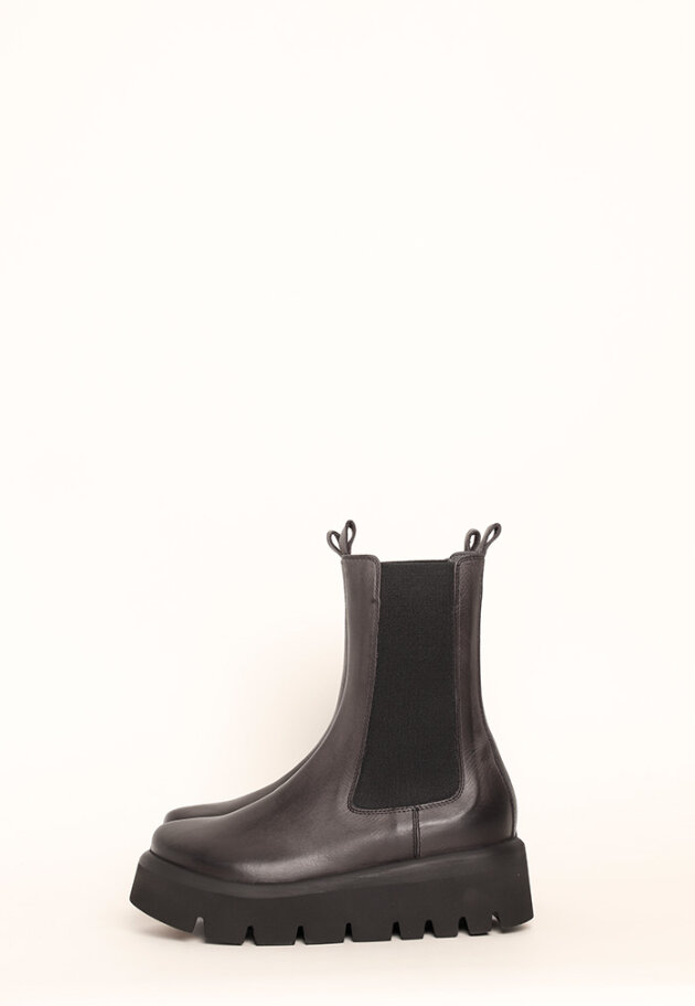 Lofina - Boot with a chunky sole and elastics