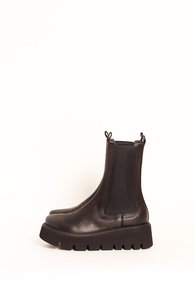 Lofina - Boot with a chunky sole and elastics