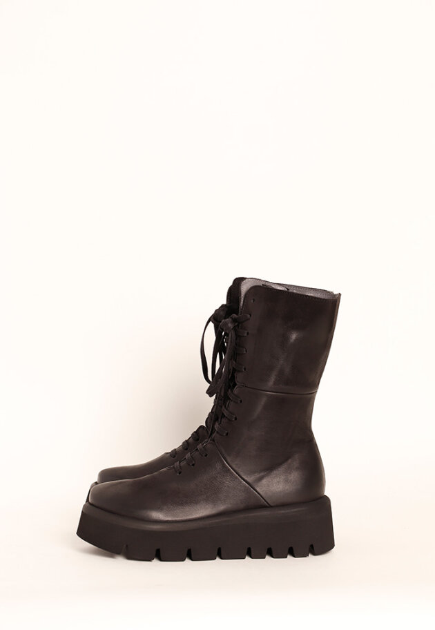 Lofina - Støvle med chunky sål, snøre og lynlås