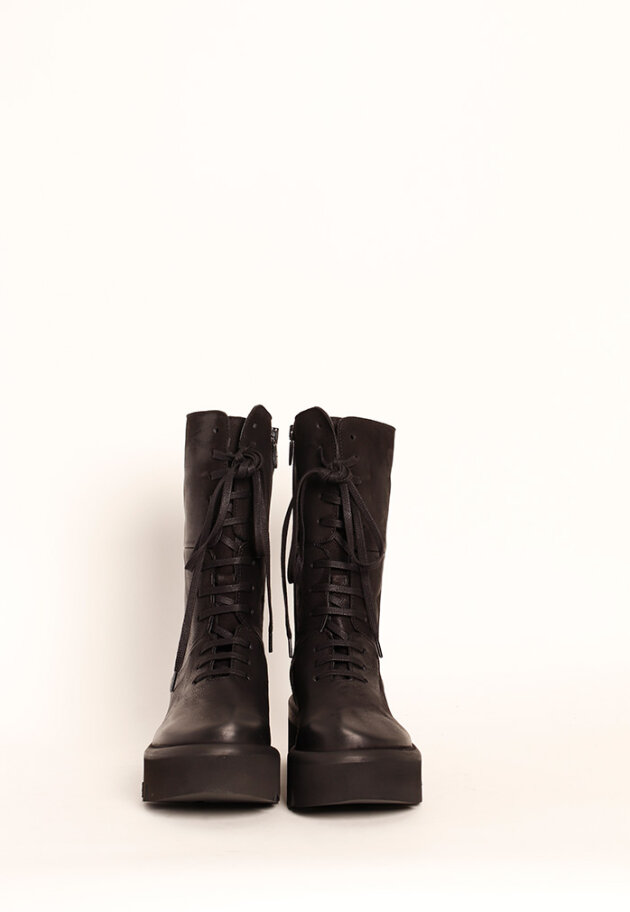 Lofina - Boot with a chunky sole, laces and a zipper