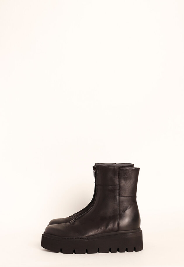 Lofina - Boot with a chunky sole and a zipper