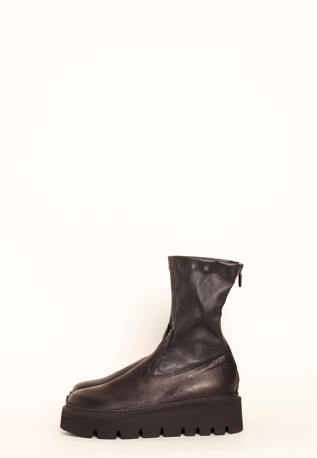 Lofina - Boot with a chunky sole, zipper and stretch skin