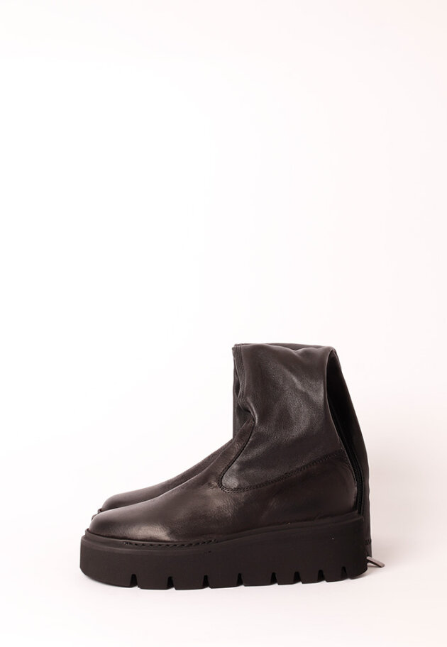 Lofina - Long boot with a chunky sole, zipper and stretch skin
