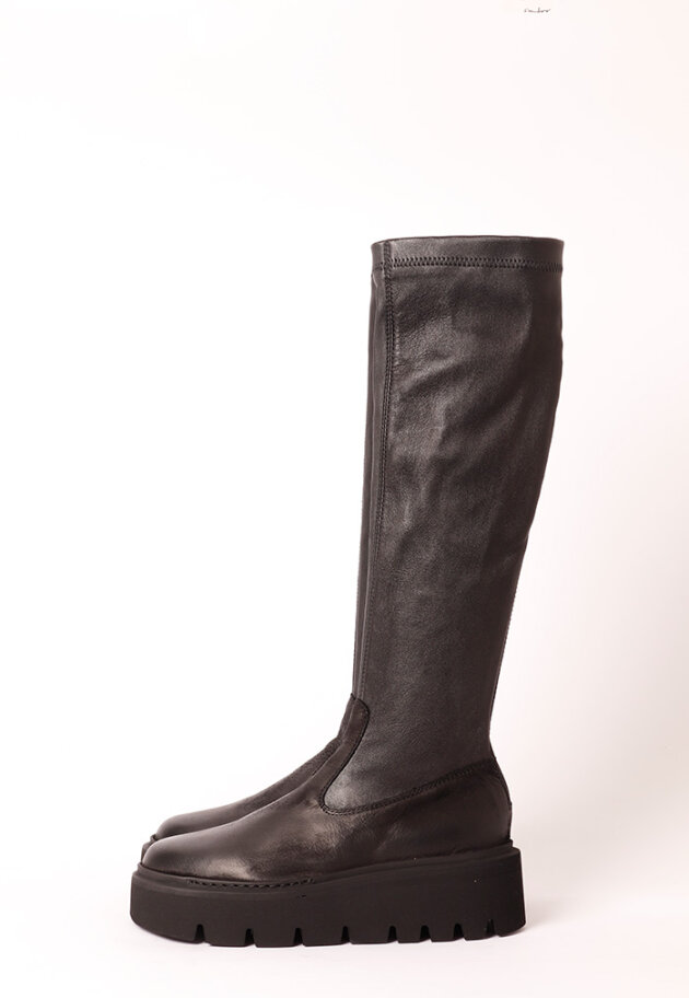 Lofina - Long boot with a chunky sole, zipper and stretch skin