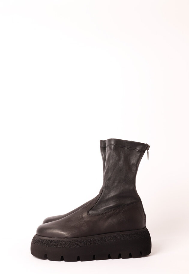 Lofina - Boot with a chunky sole, zipper and stretch skin