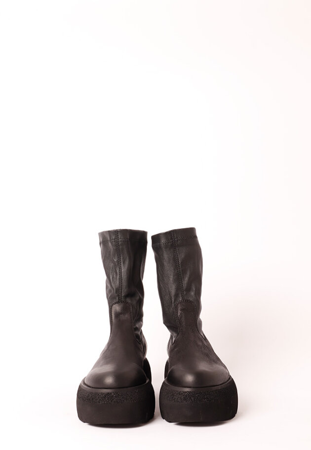 Lofina - Boot with a chunky sole, zipper and stretch skin