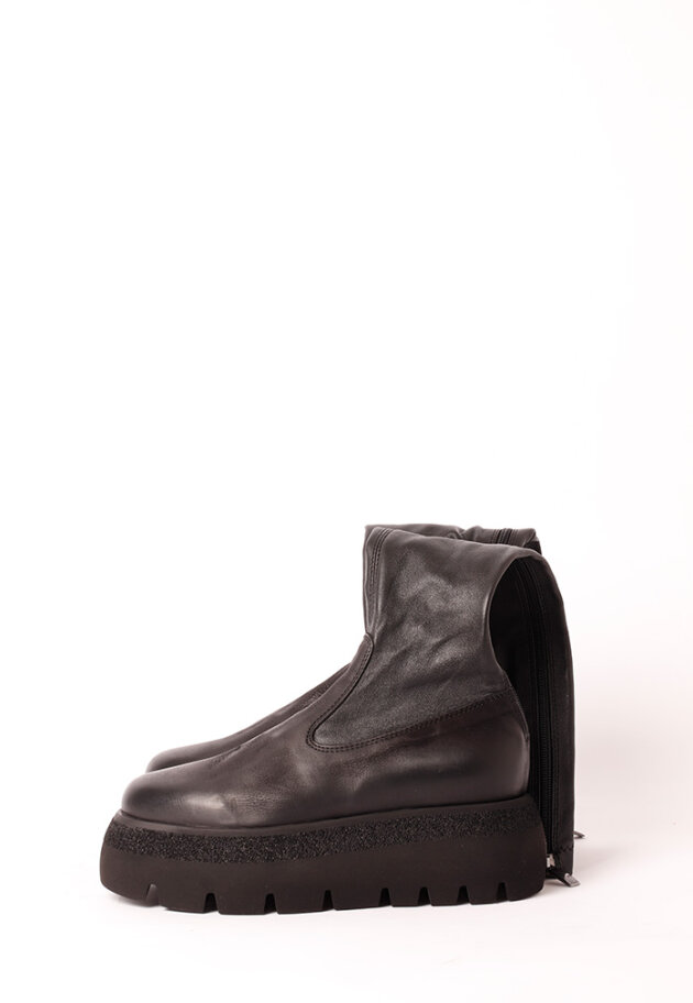 Lofina - Long boot with a chunky sole, zipper and stretch skin