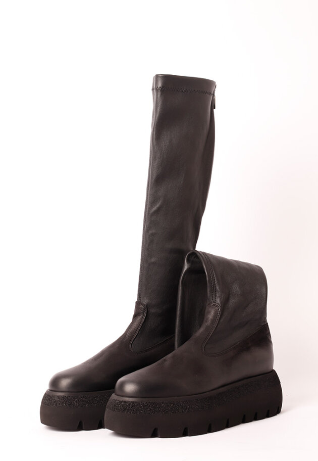 Lofina - Long boot with a chunky sole, zipper and stretch skin