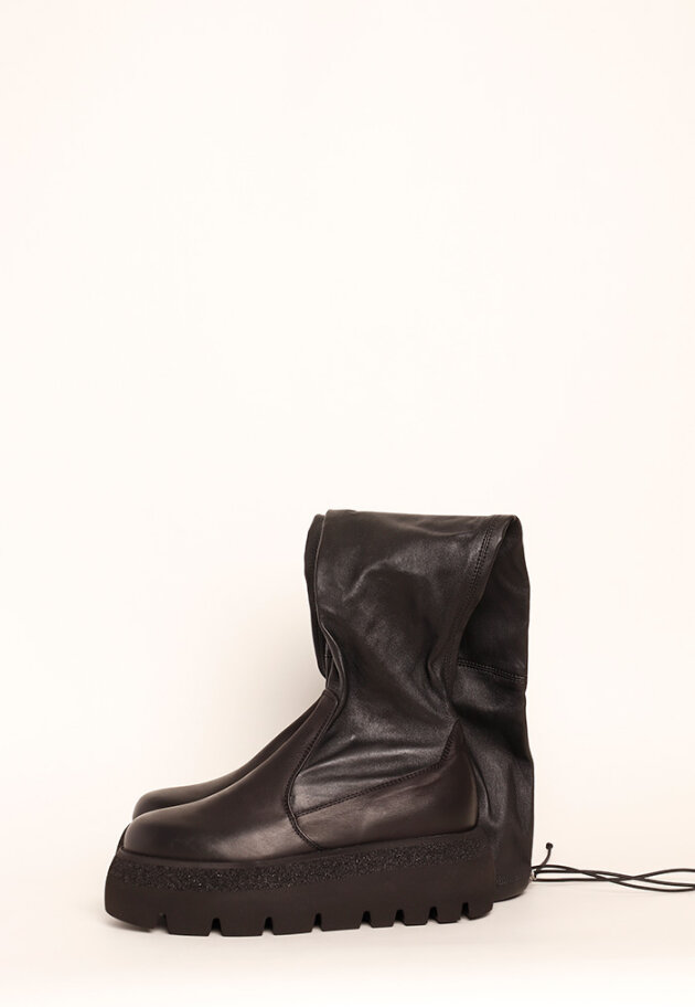 Lofina - Long boot with a chunky sole, zipper and stretch skin