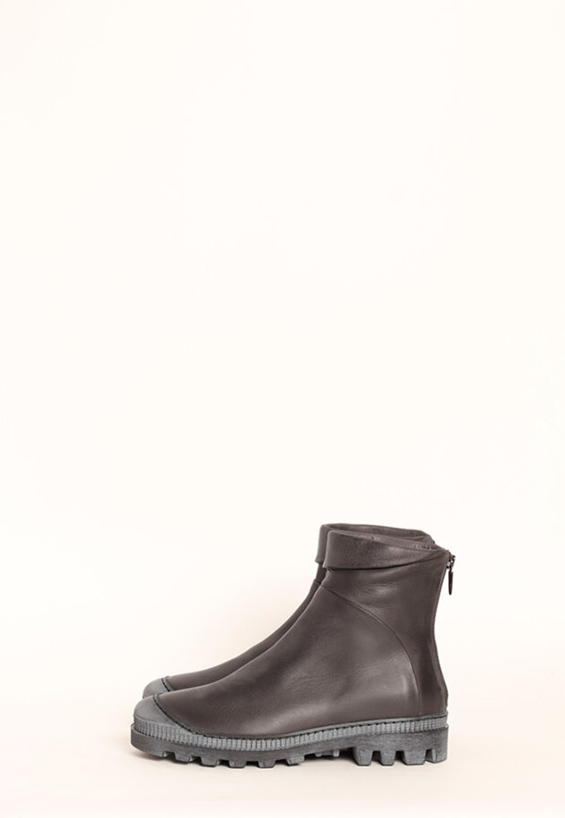 Lofina - Bootie with a strong rubber sole and zipper