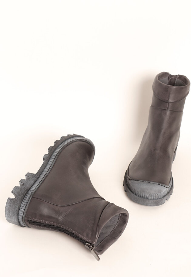 Lofina - Bootie with a strong rubber sole and zipper
