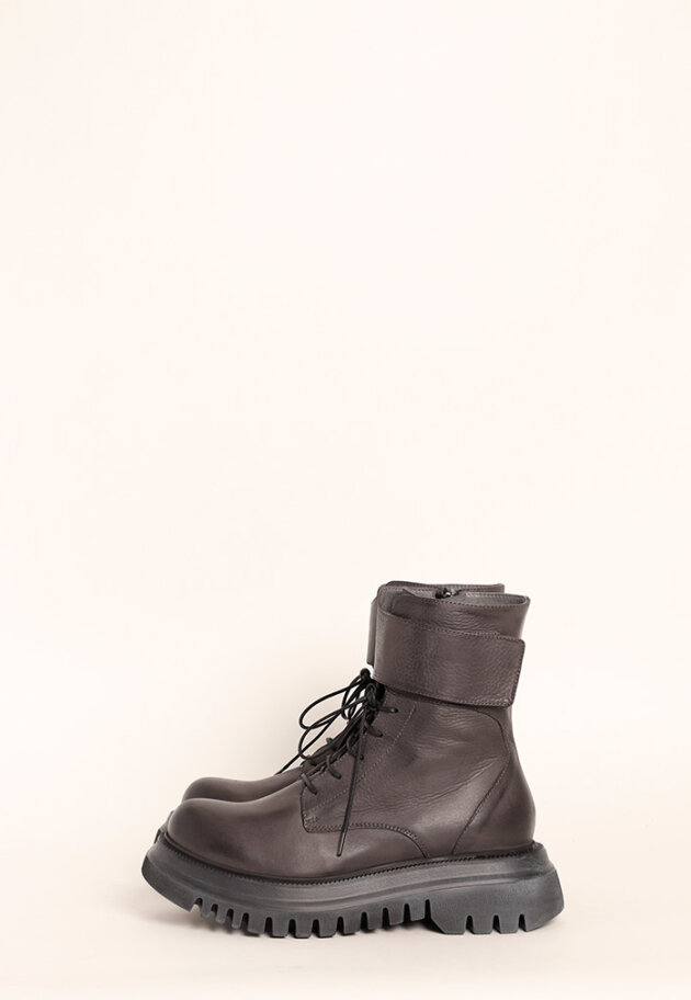 Lofina - Boot with a chunky sole, laces and a zipper