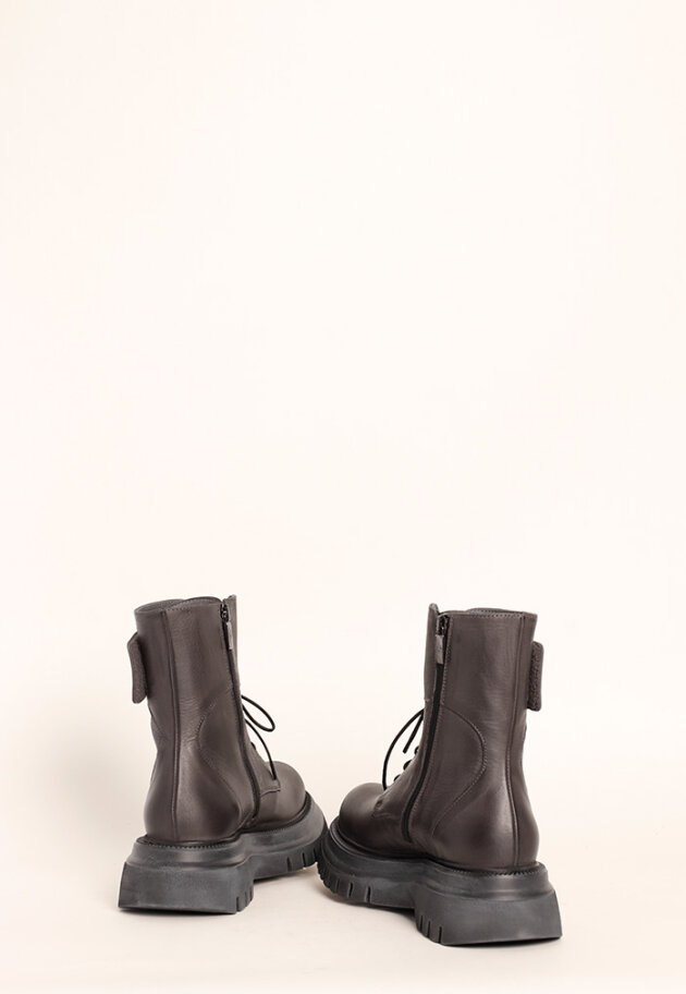 Lofina - Boot with a chunky sole, laces and a zipper