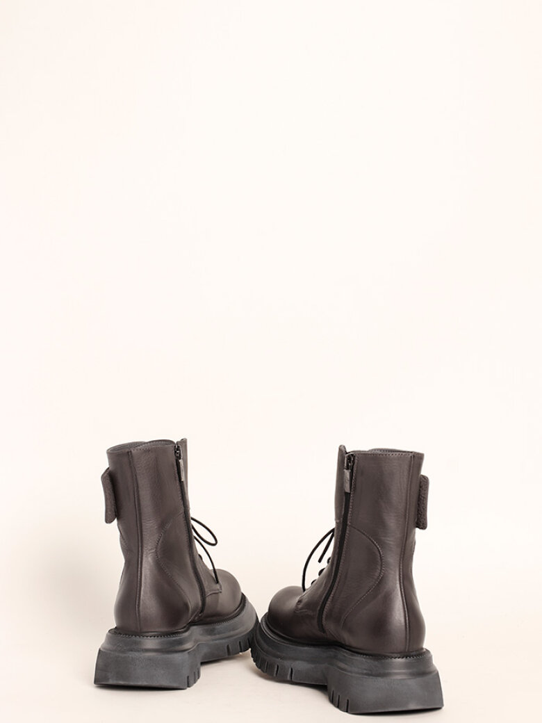 Lofina - Boot with a chunky sole, laces and a zipper