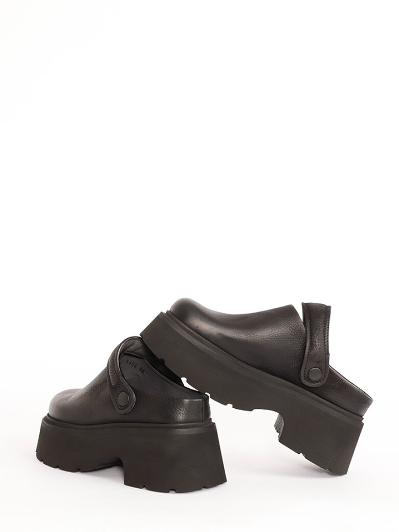 Lofina - Sandal med lukket snude og rem