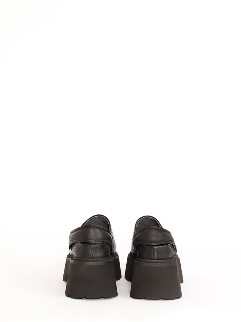 Lofina - Sandal med lukket snude og rem