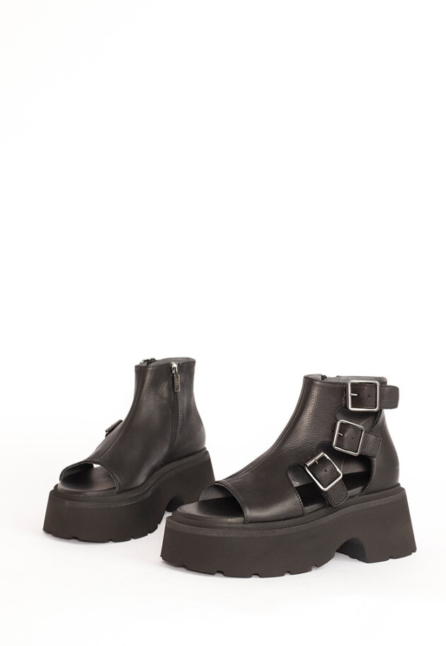 Lofina - Sandal with buckles, zipper and a heel