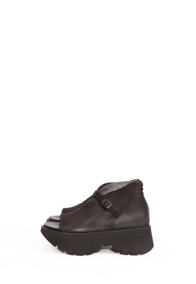 Lofina - Sandal with an open toe and a feminin buckle