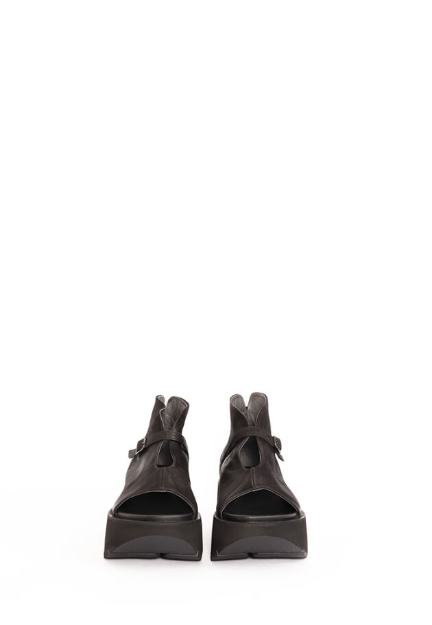 Lofina - Sandal with an open toe and a feminin buckle