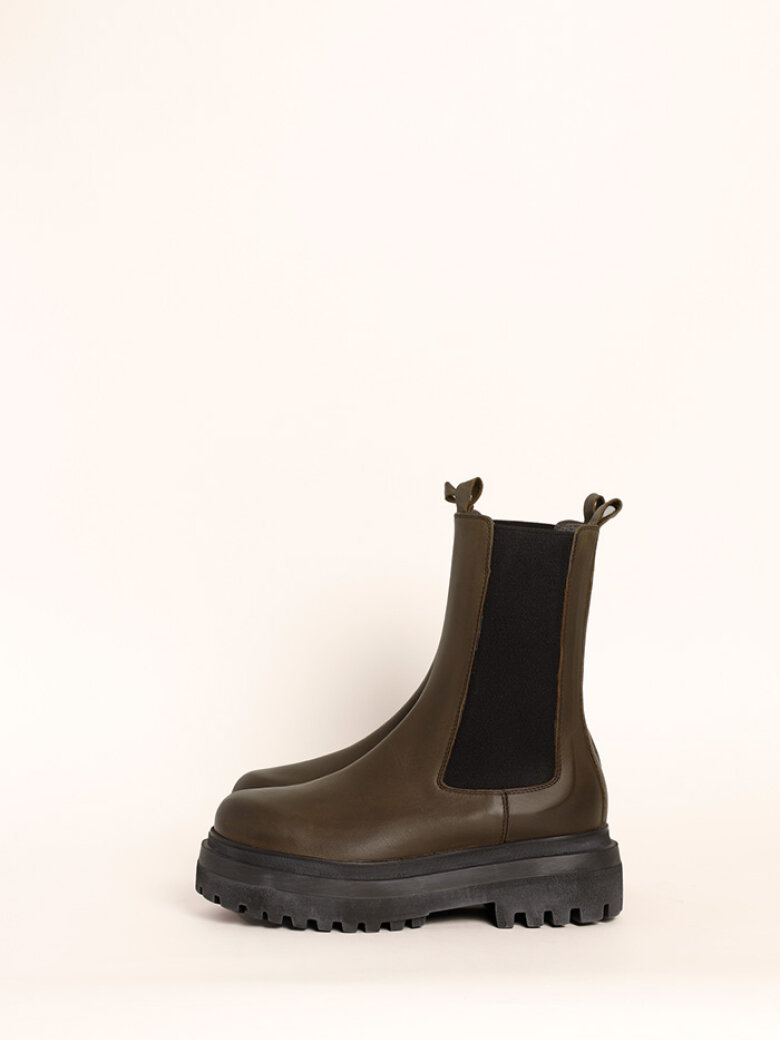 Lofina - Boot with a chunky sole and elastic