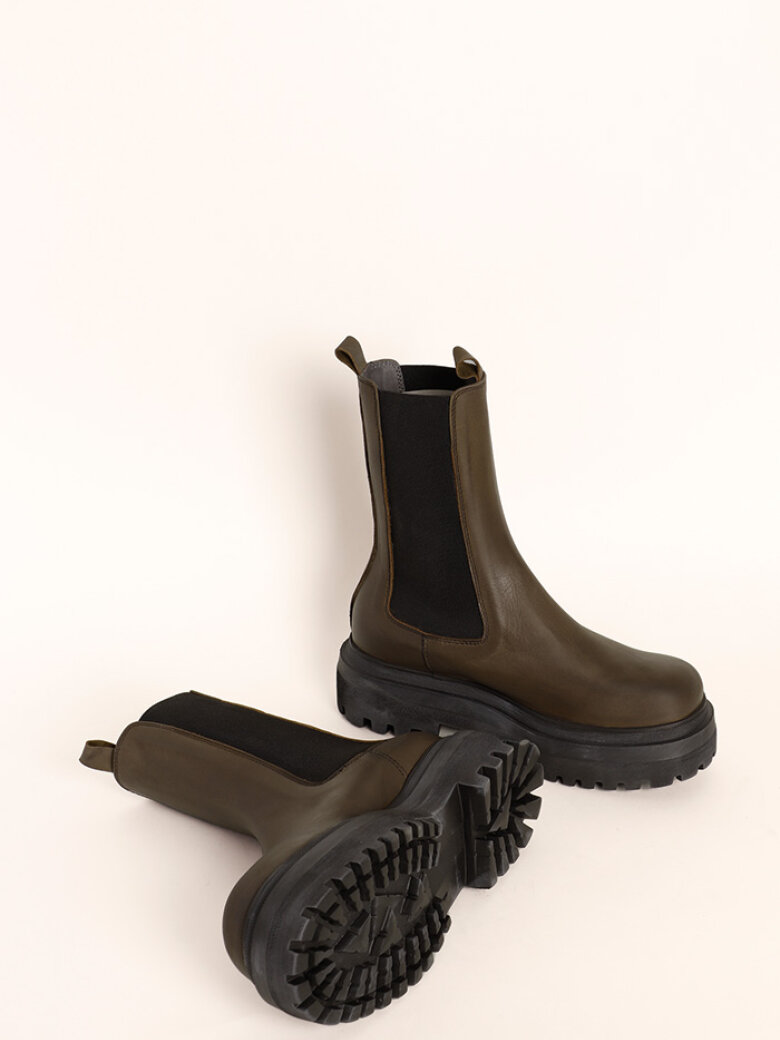 Lofina - Boot with a chunky sole and elastic