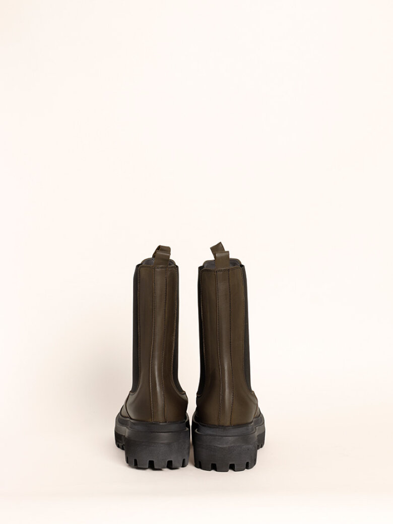 Lofina - Boot with a chunky sole and elastic