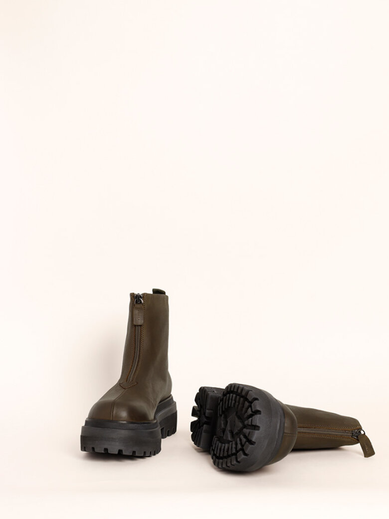 Lofina - Bootie with a chunky sole and zipper