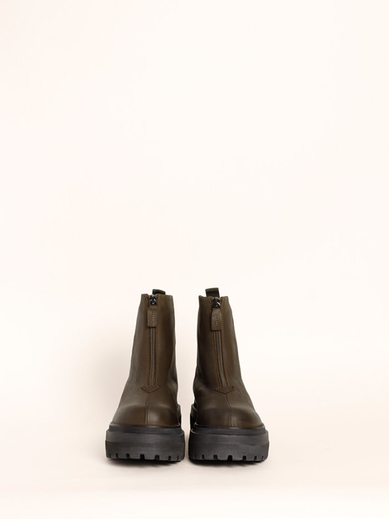 Lofina - Bootie with a chunky sole and zipper