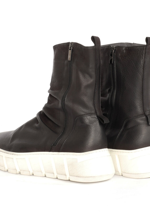 Lofina - Men's bootie with a white sole and zippers