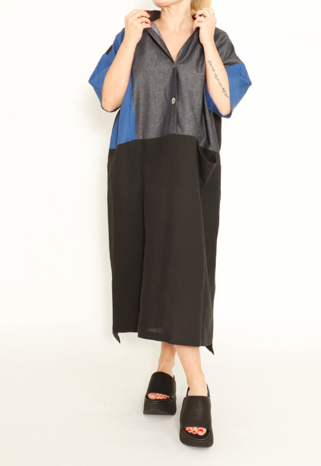 Xenia Design - Wide XD dress with buttons and a big front pocket