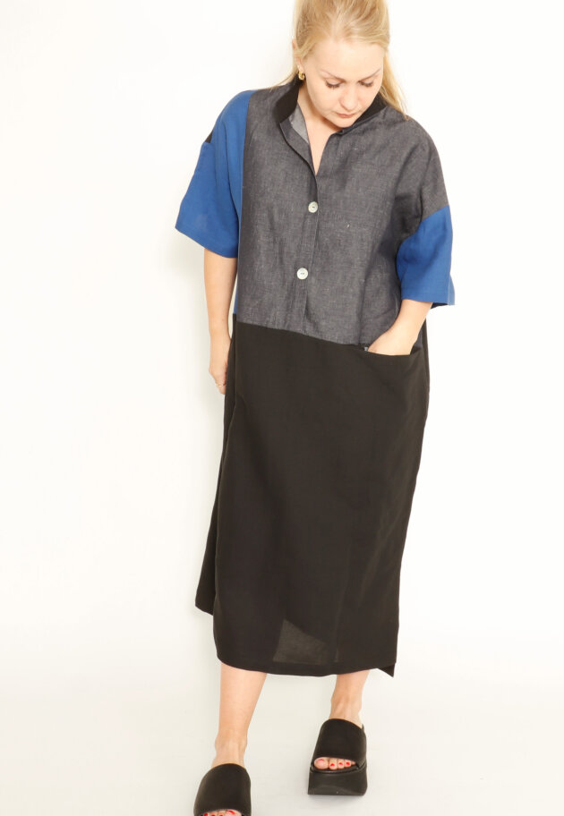 Xenia Design - Wide XD dress with buttons and a big front pocket