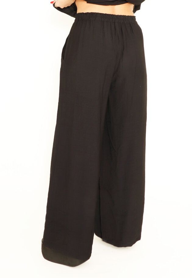 Xenia Design - Pants with wide legs and a wrinkled elastic waist band