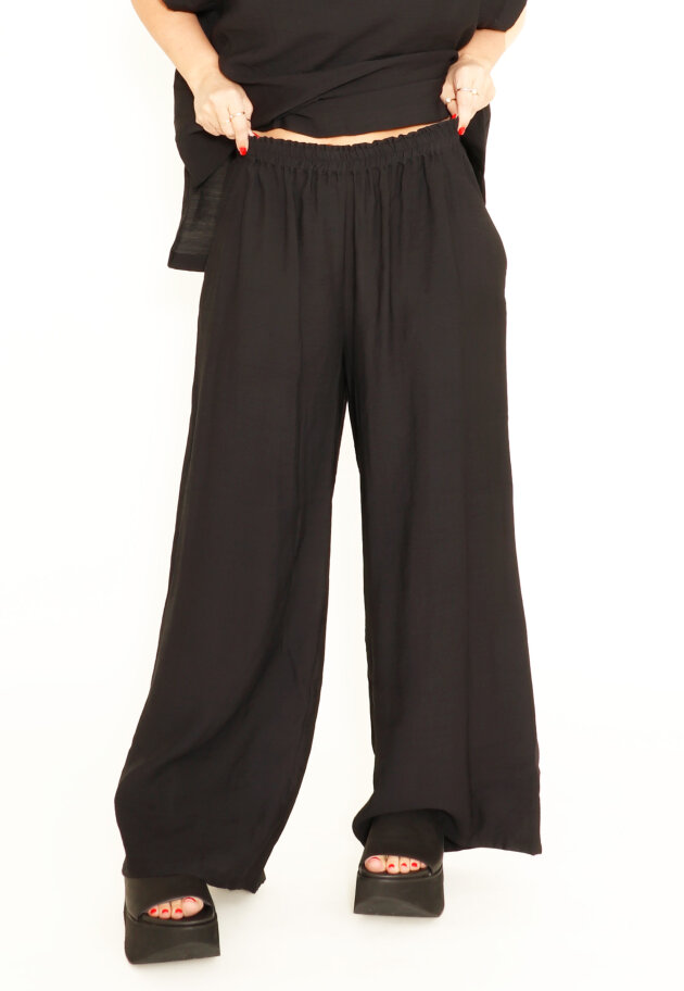 Xenia Design - Pants with wide legs and a wrinkled elastic waist band