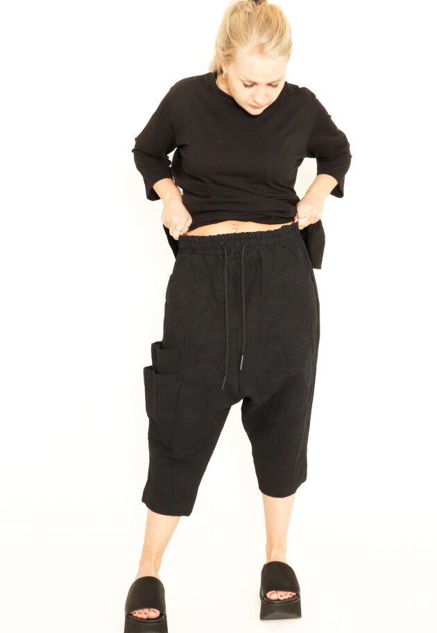 La Haine Inside Us - 3/4 trousers with pockets, and elastic and laces in the waist