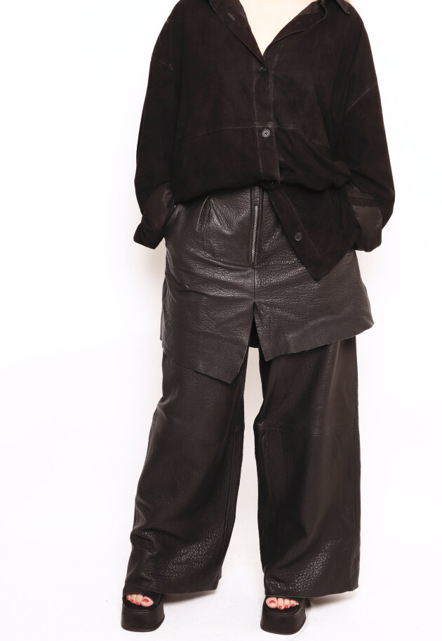Sort Aarhus - Shrunked leather pants with pockets and zipper
