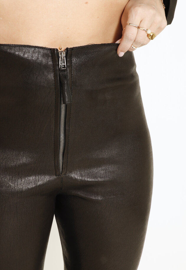 Sort Aarhus - High waist leather leggings with a front zipper and pockets 