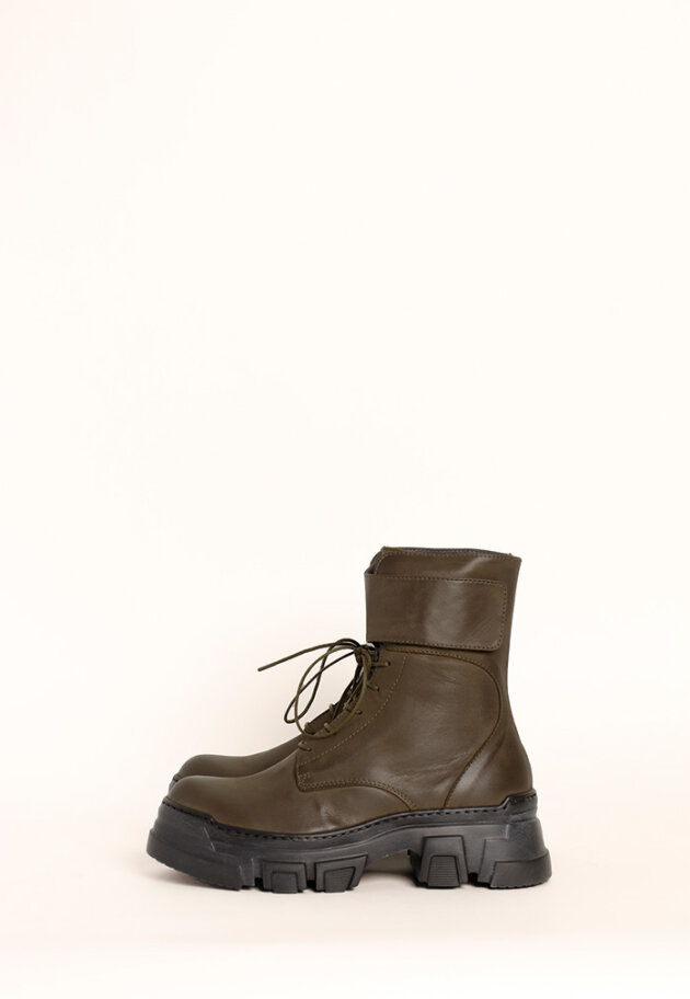 Lofina - Boot with a chunky sole, laces and a zipper