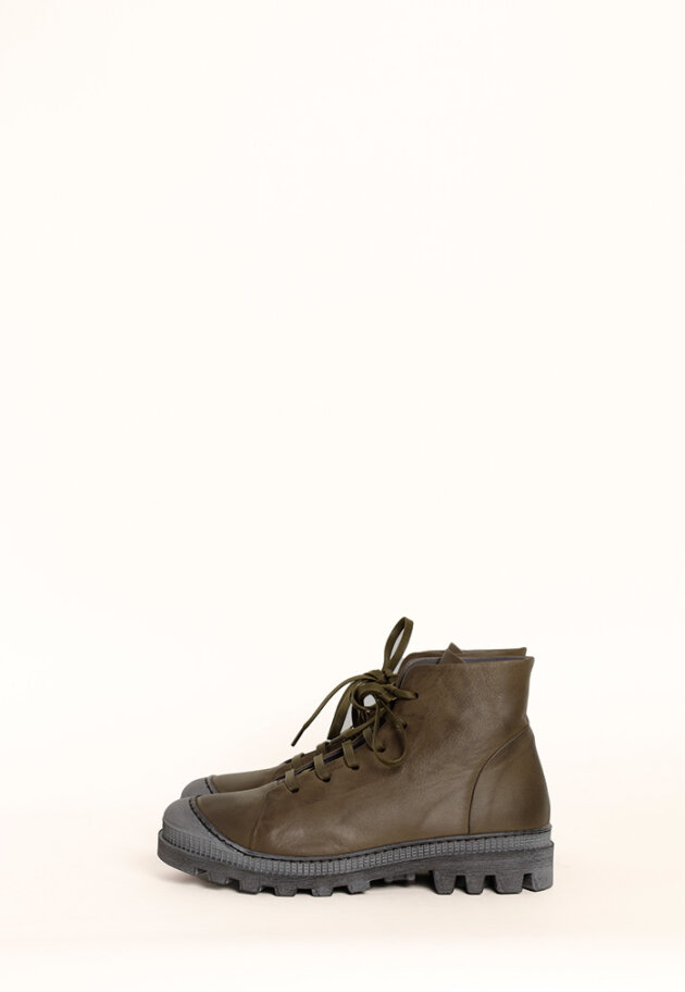 Lofina - Low boot with a chunky sole and laces