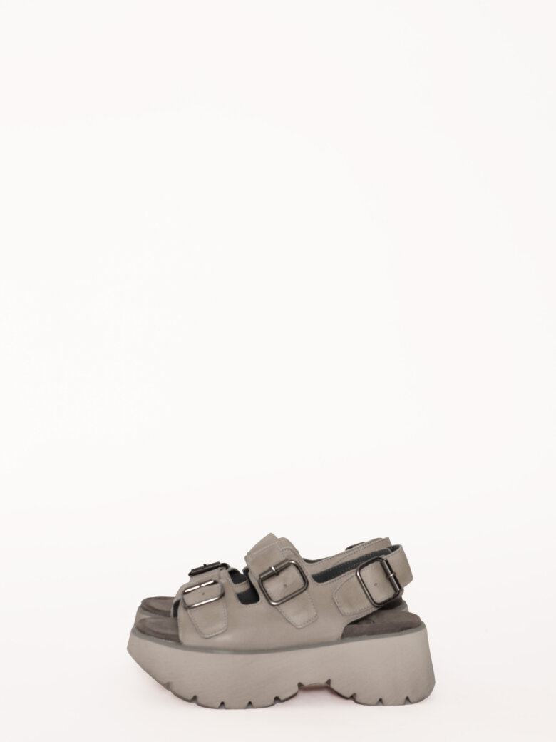 Lofina sandal med spænder og chunky sål