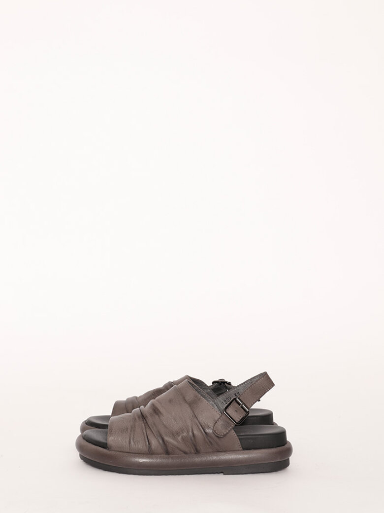 Lofina sandal med spænde