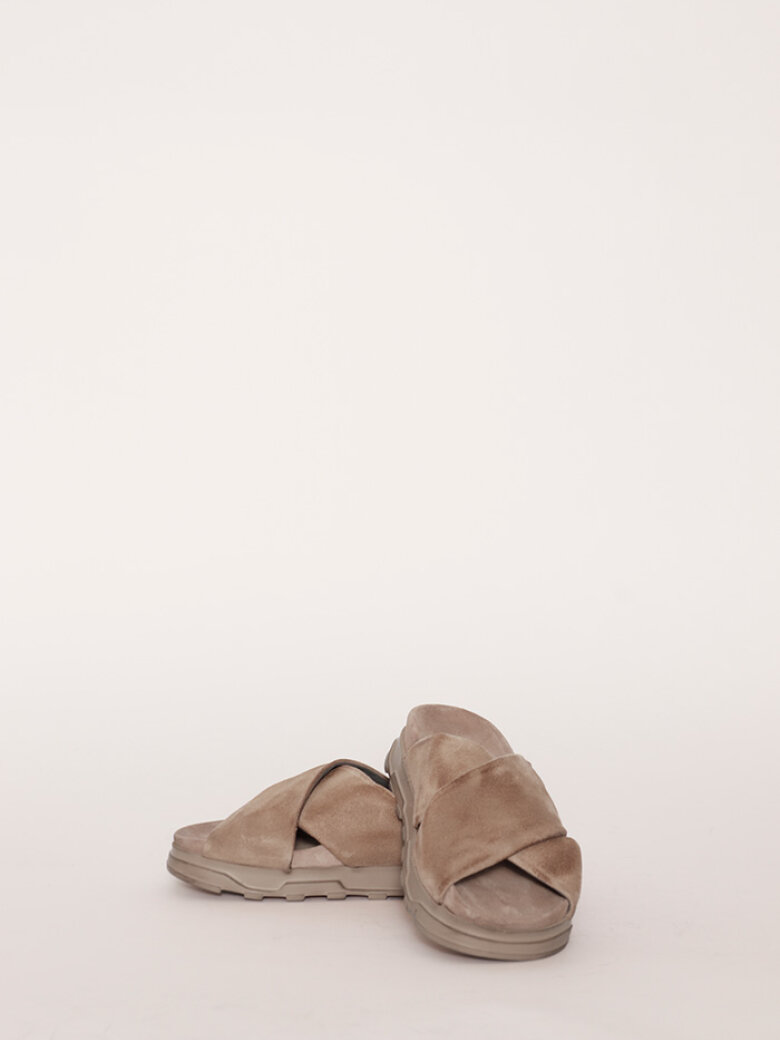 Lofina - Sandal in suede with a footbed sole