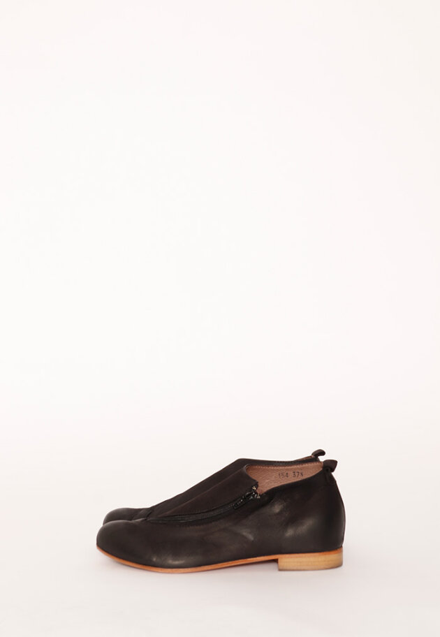 Lofina - Shoe with a leather sole