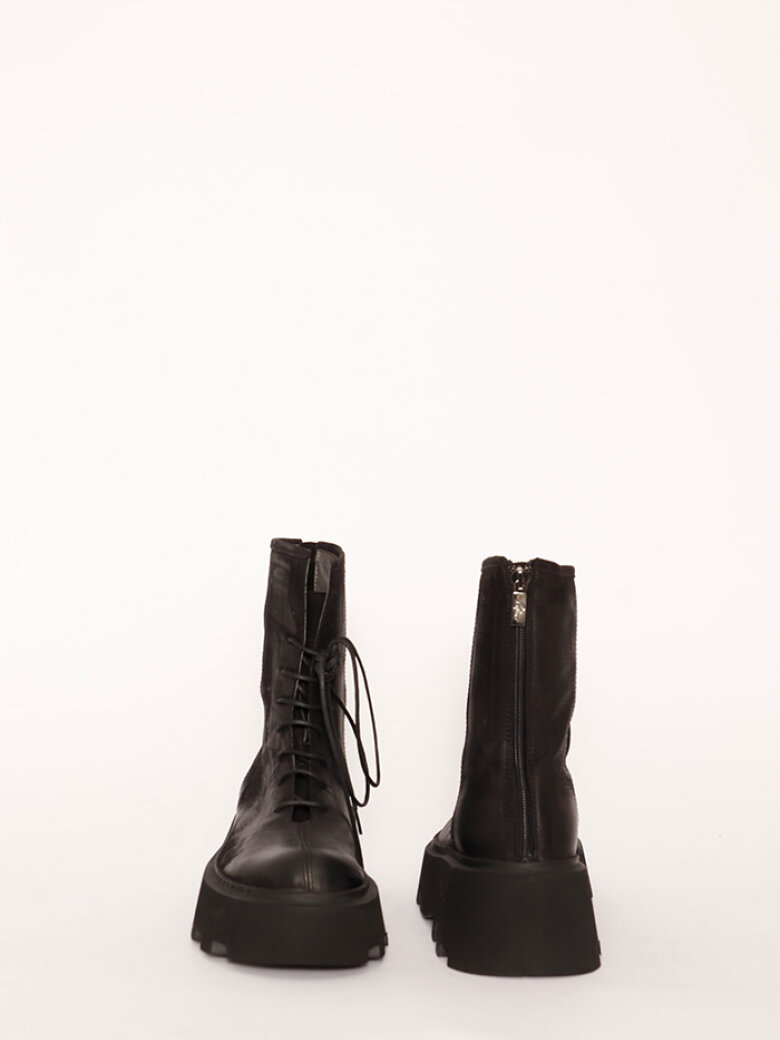 Lofina - Lofina boot with a chunky sole and zipper