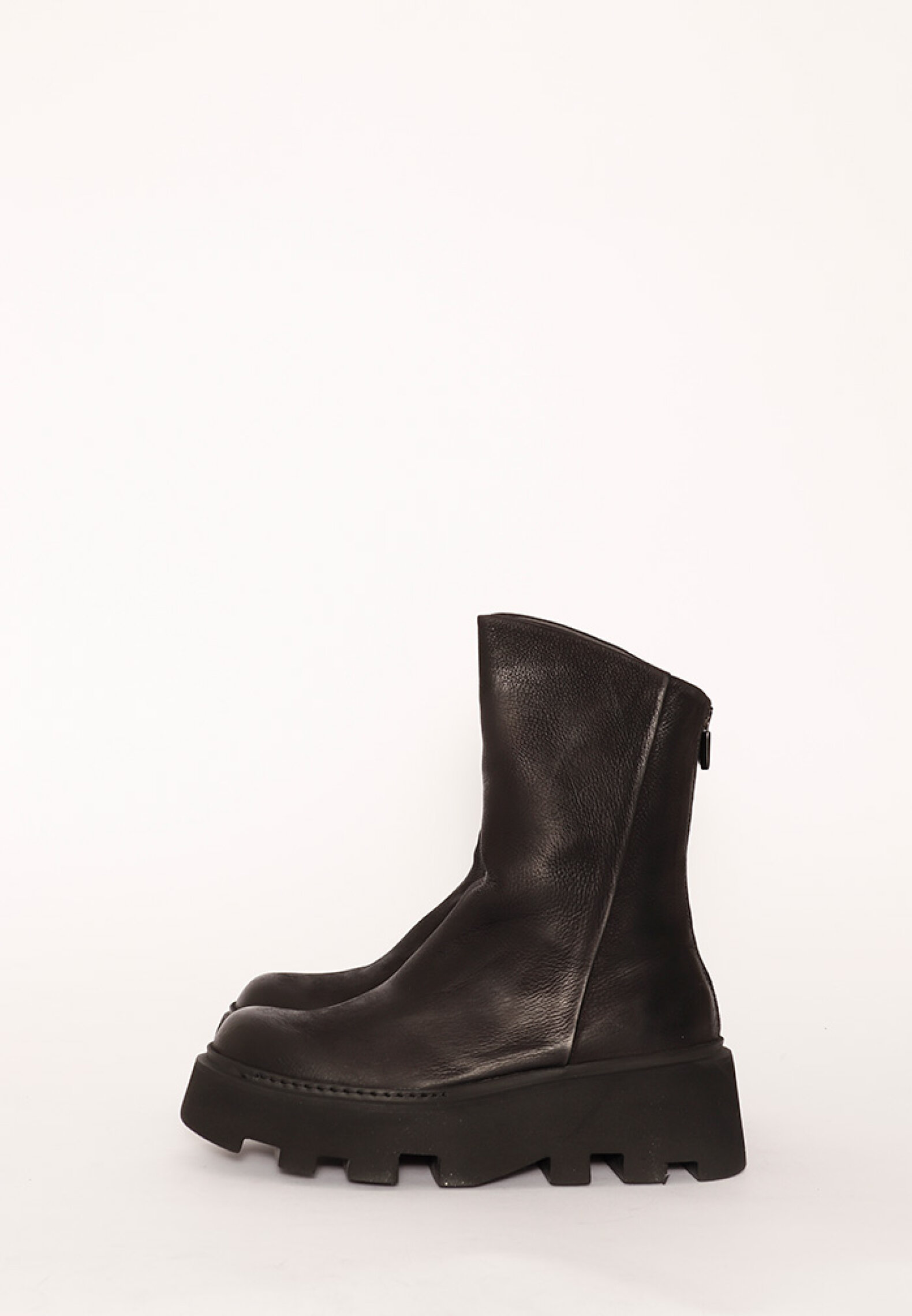 Lofina boot with a chunky sole and zipper